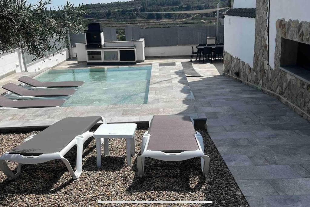 Villa Oasis entre Viñedos cerca de Barcelona con A A y piscina climatizada