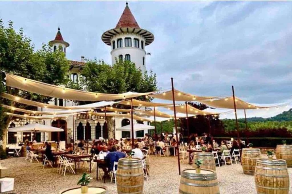 Villa Oasis entre Viñedos cerca de Barcelona con A A y piscina climatizada
