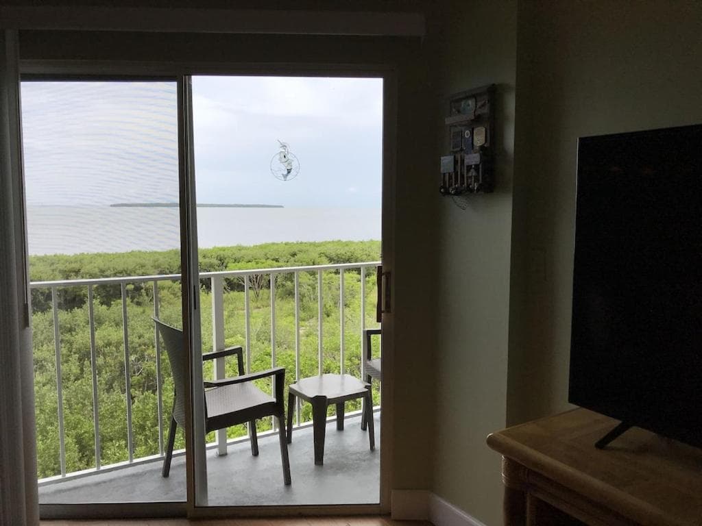 Tropical Daze Oceanfront Paradise