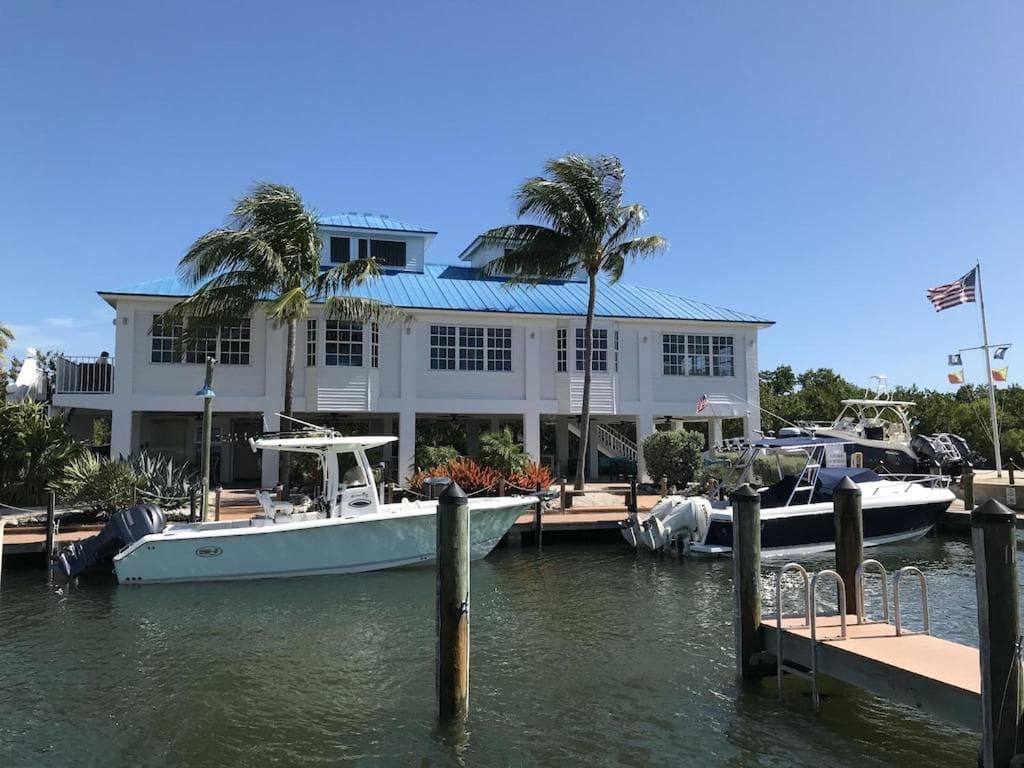 Tropical Getaway w/Private Beach 1 BD Condo