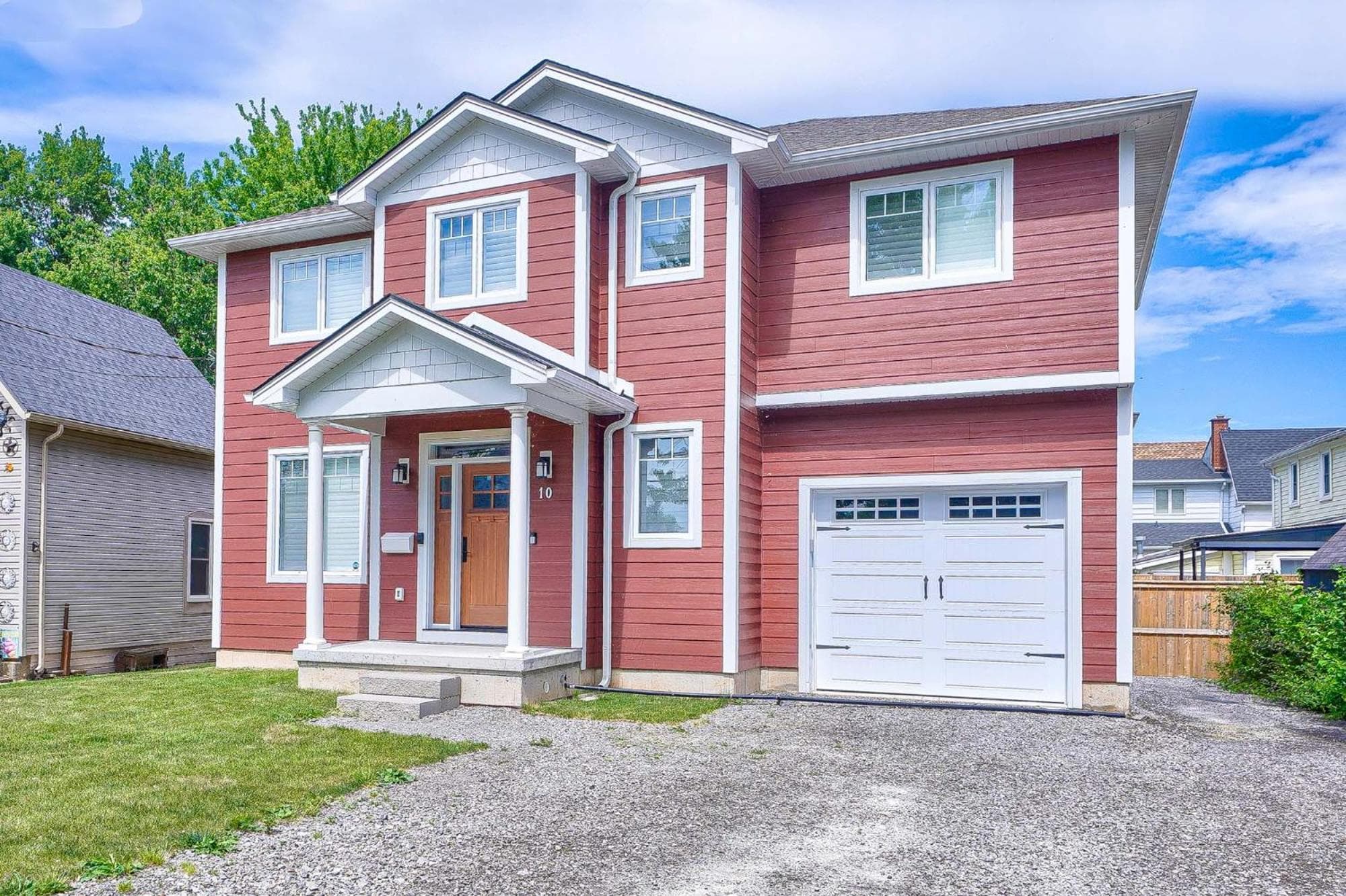 Lake view cottage with three ensuites and elevator