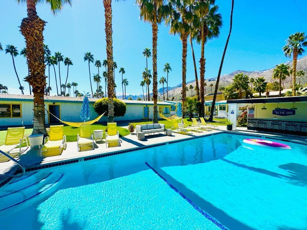 A PLACE IN THE SUN Hotel - ADULTS ONLY Big Units, 24h Heated Pool & Spa in 1 Acre Park Prime Location, DOG Friendly, TOP Midcentury Modern Boutique Hotel
