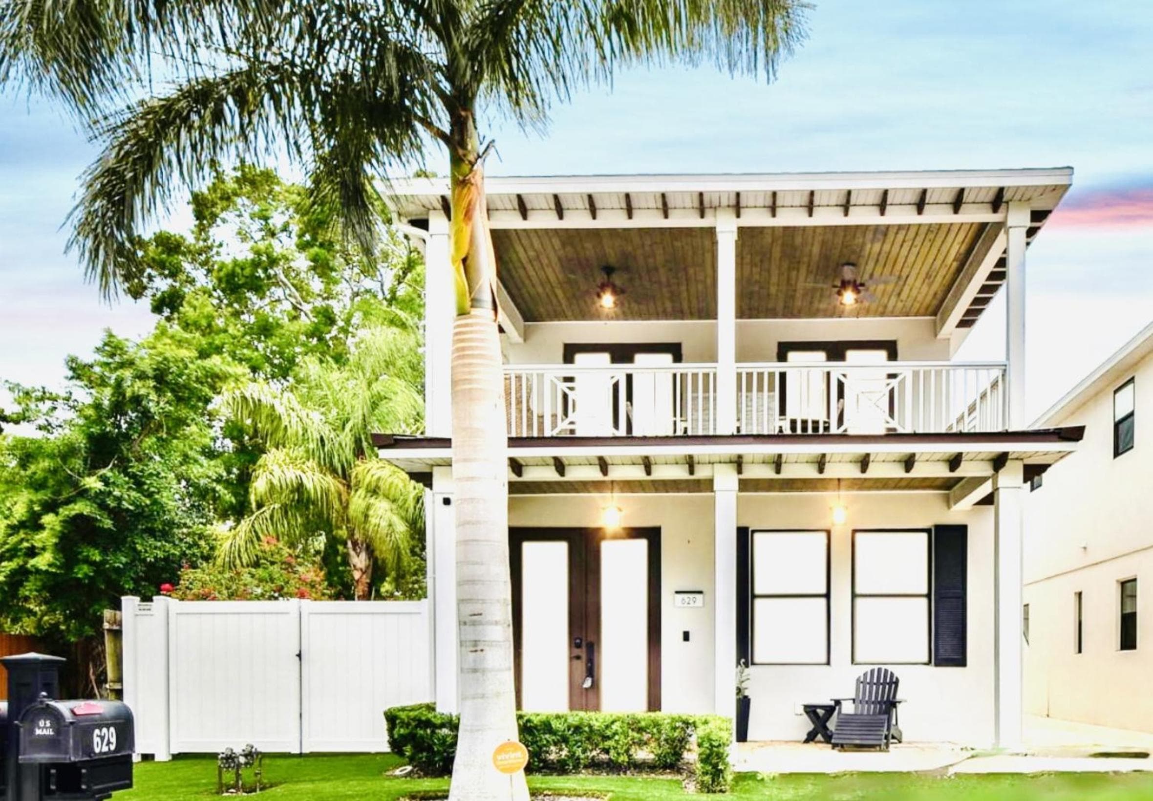 Beach Downtown-Family & Pet Friendly-Balcony & Garage-10 Acre Park with Pickleball, Tennis & Basketball-Lido Beach-Opera-Symphony-St Armands Circle