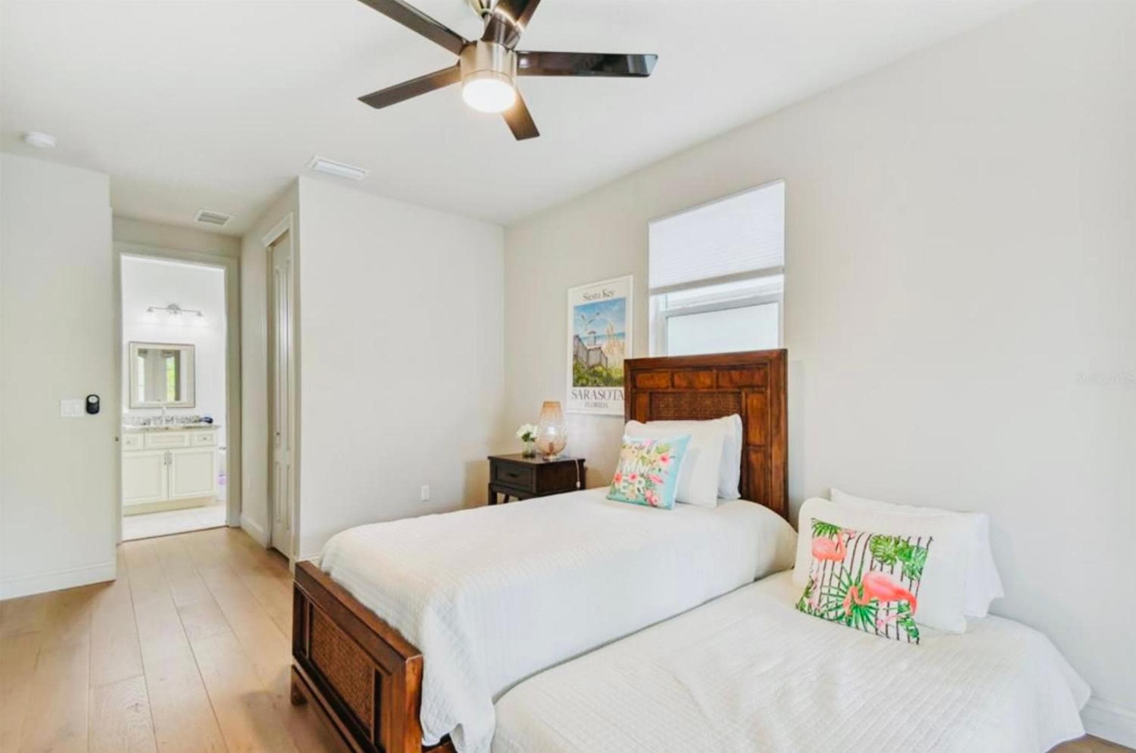 Beach Downtown-Family & Pet Friendly-Balcony & Garage-10 Acre Park with Pickleball, Tennis & Basketball-Lido Beach-Opera-Symphony-St Armands Circle