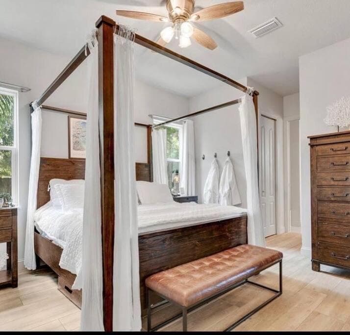 Beach Downtown-Family & Pet Friendly-Balcony & Garage-10 Acre Park with Pickleball, Tennis & Basketball-Lido Beach-Opera-Symphony-St Armands Circle