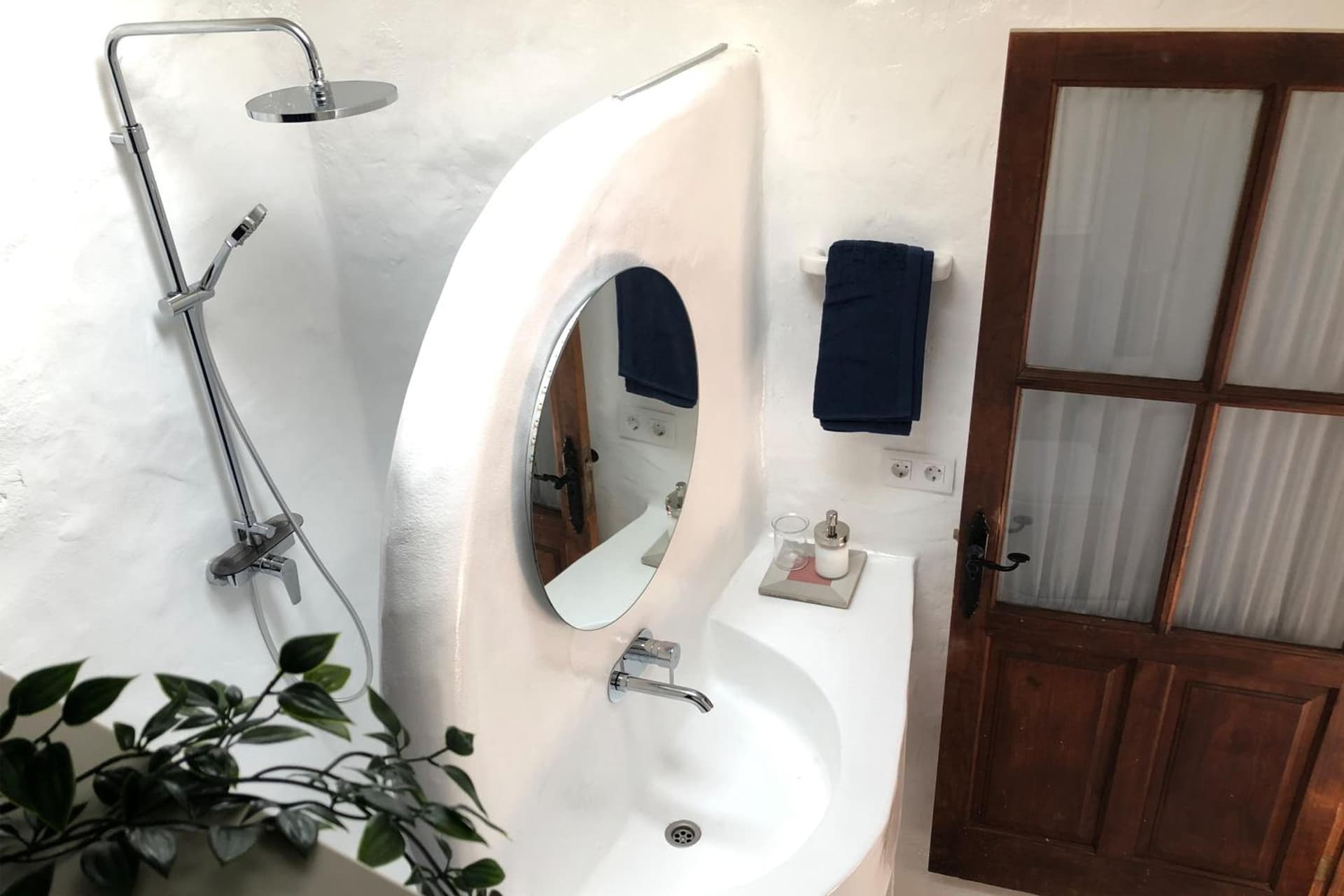 Casa Lupe. Art-inspired courtyard house in Teguise