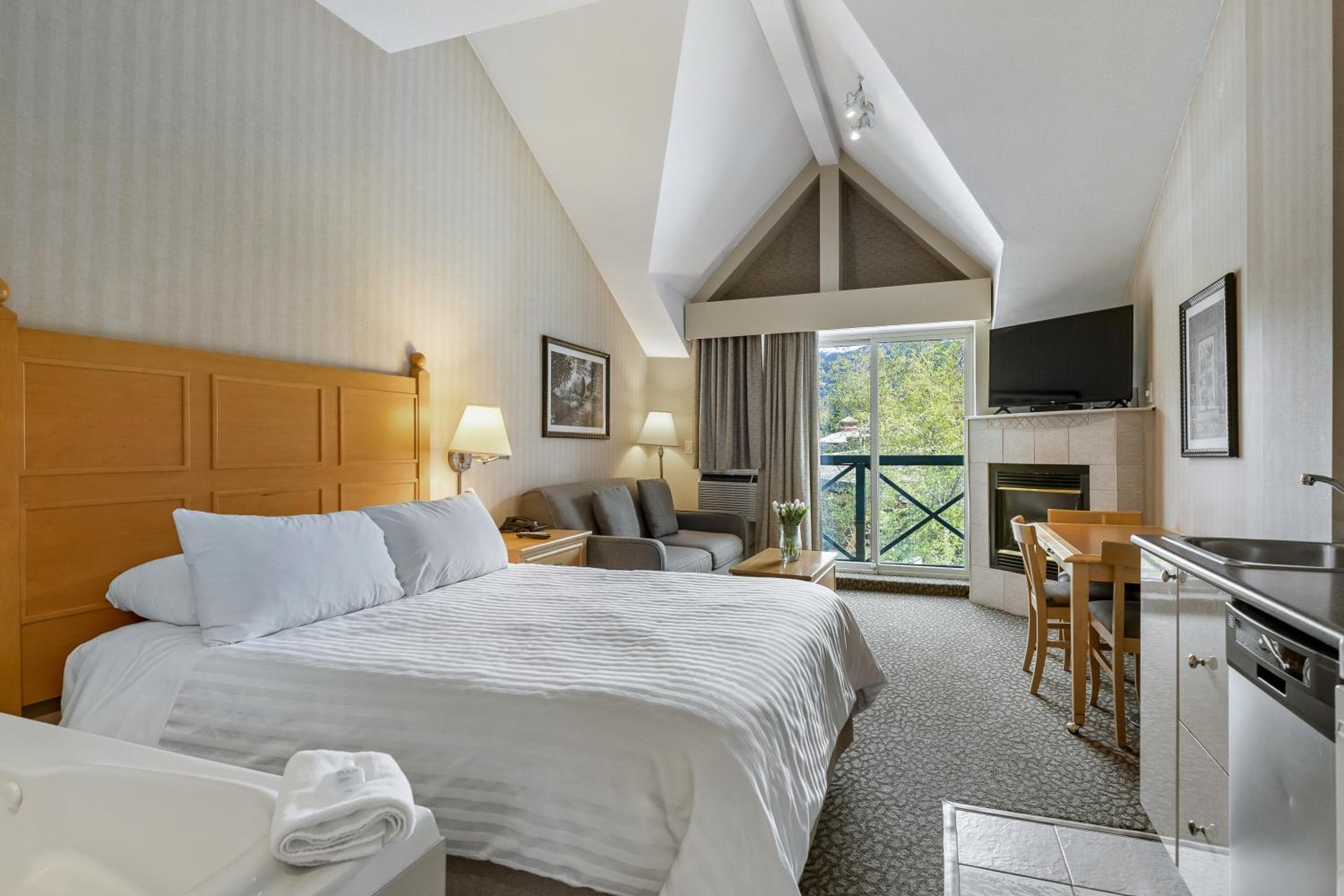 Pinnacle Hotel Whistler