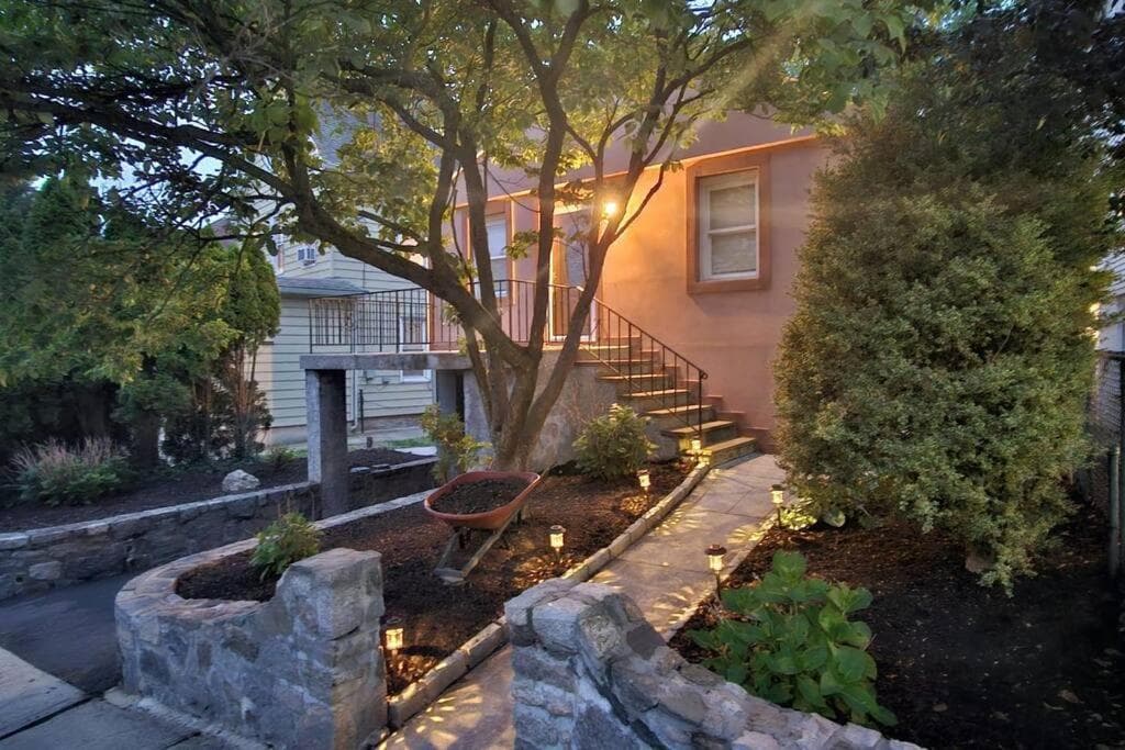 Entire Modern 1 Fam house/ 7 min walk to NYC Train