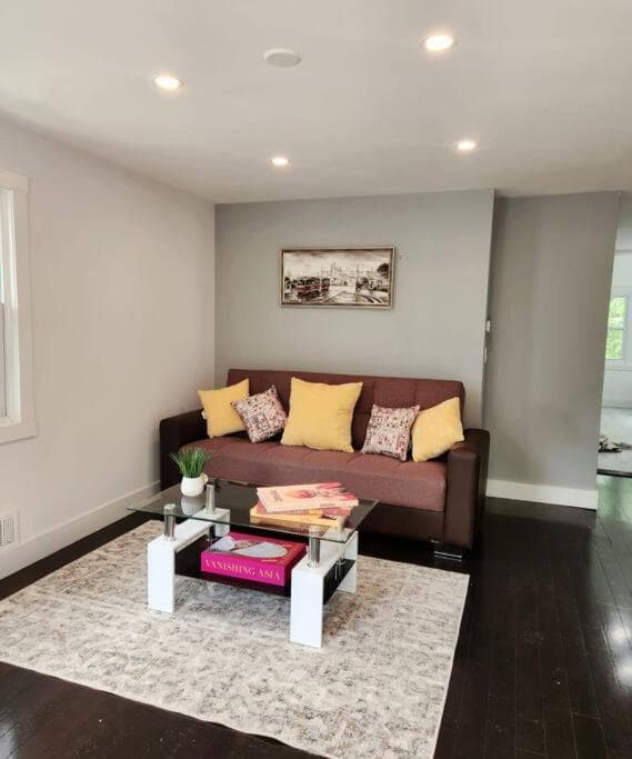 Entire Modern 1 Fam house/ 7 min walk to NYC Train