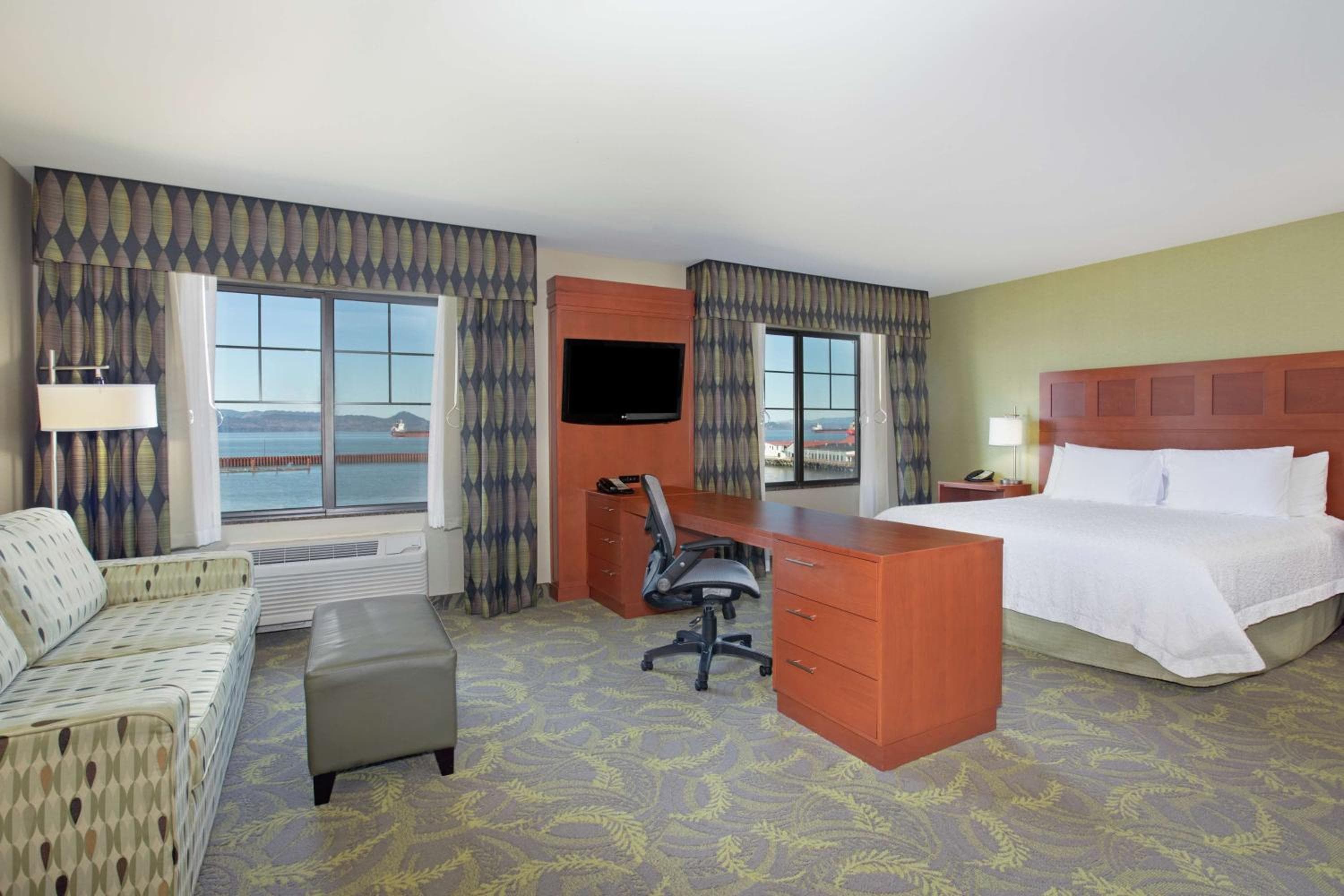 Hampton Inn & Suites Astoria
