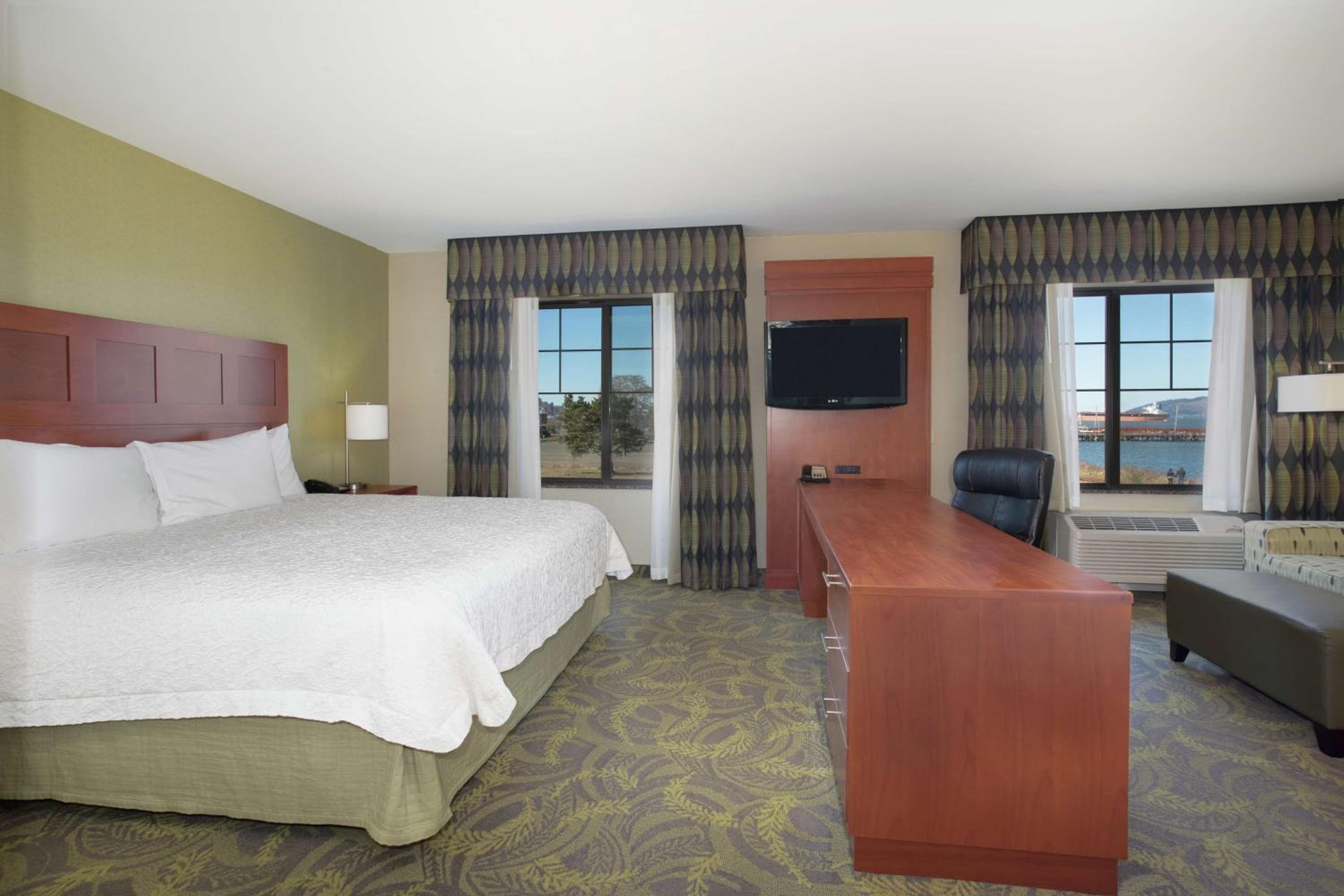 Hampton Inn & Suites Astoria