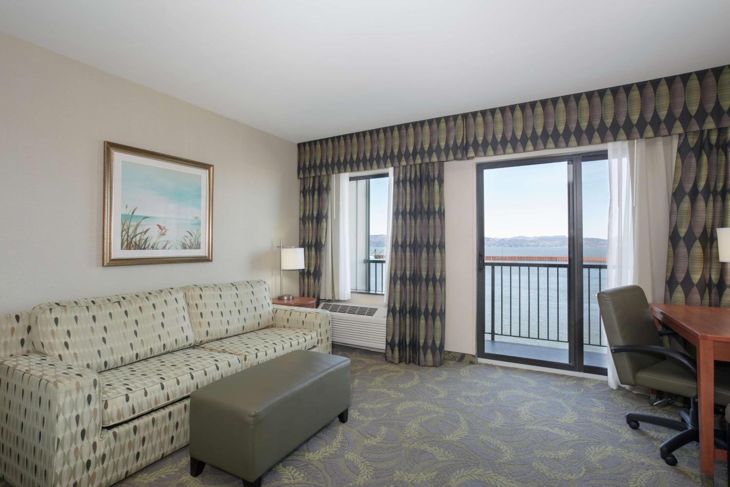 Hampton Inn & Suites Astoria
