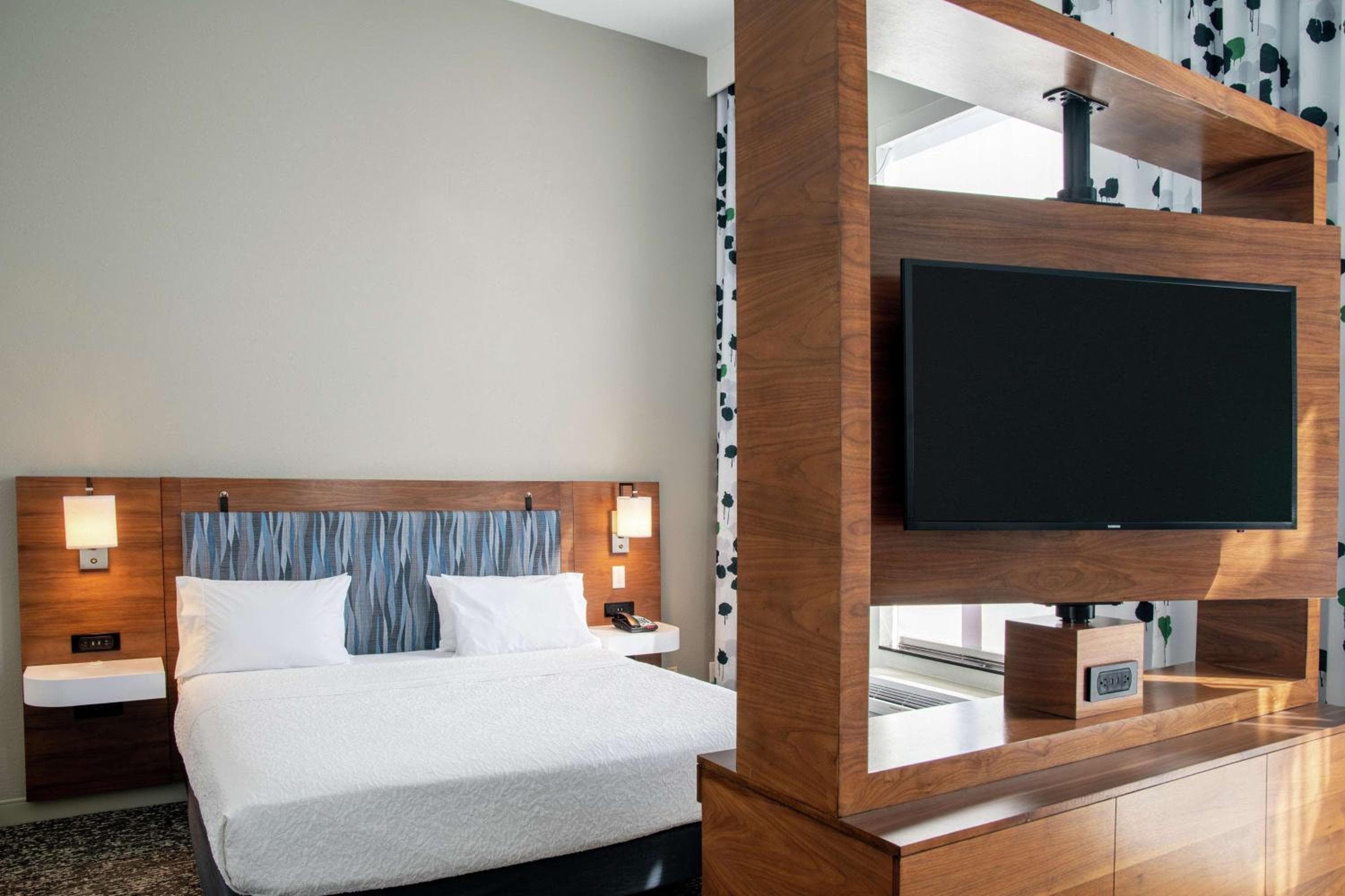 Hampton Inn & Suites Sherman Oaks