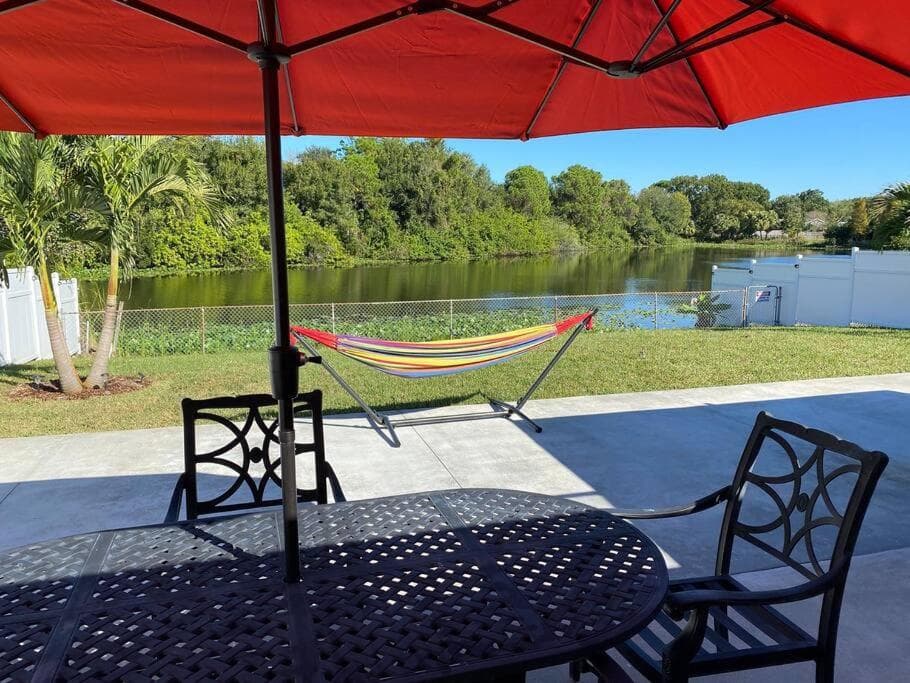 The perfect lake house getaway near the airport.