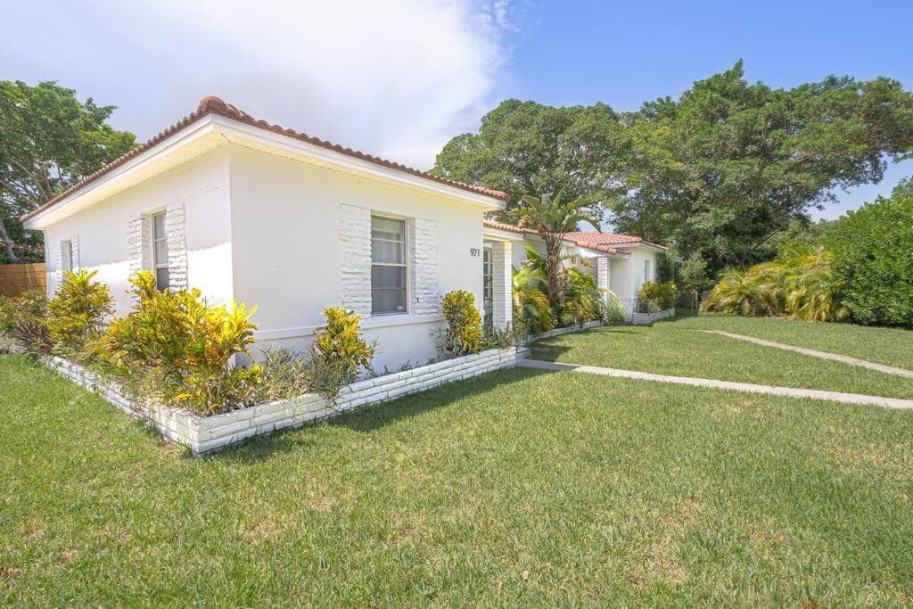 HOUSE WITH A HOT TUB ! ONLY 10 MINS TO THE BEACH