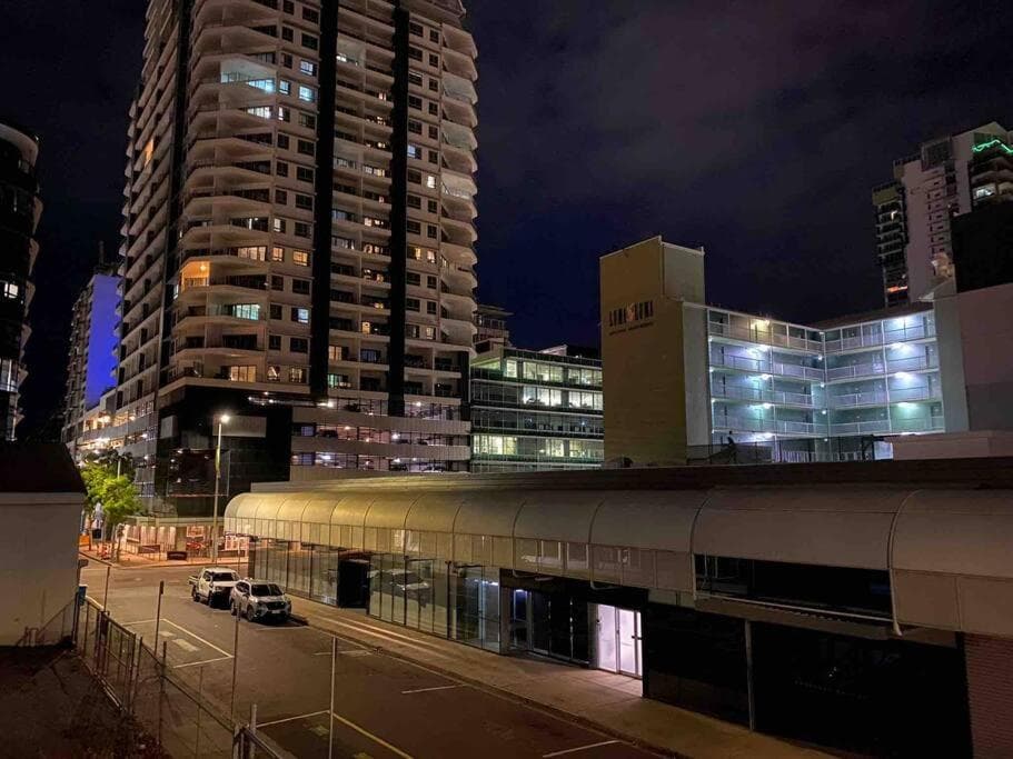 Katara On Cavenagh - 2 Bed 2 Bath Central CBD