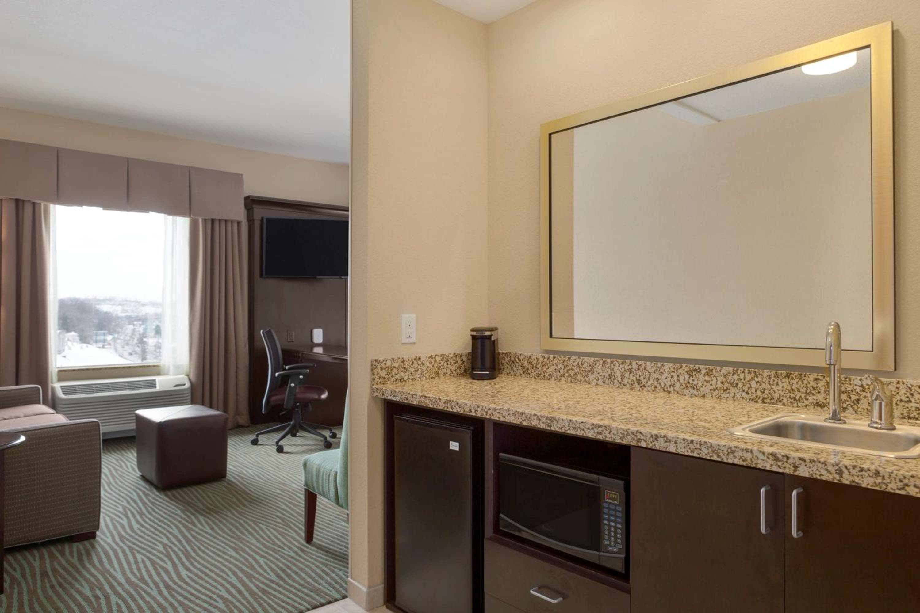 Hampton Inn and Suites Parkersburg Downtown
