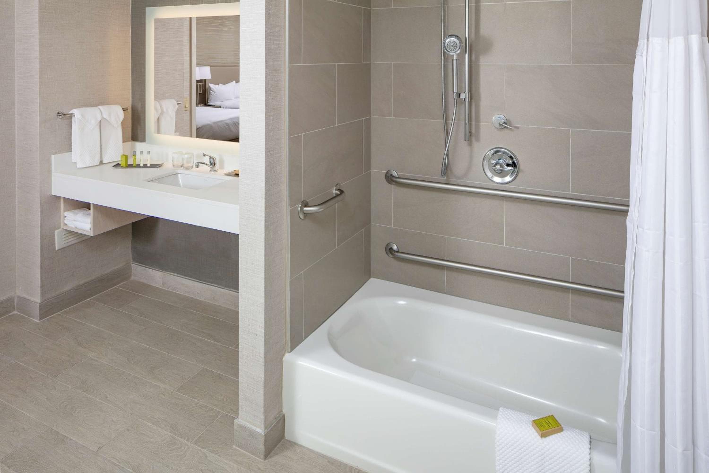 DoubleTree by Hilton Boston Logan Airport Chelsea