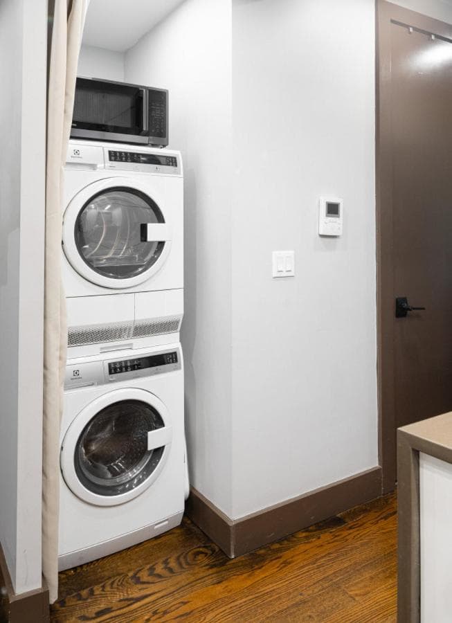 Modern Luxury 3BD and 2BA in the Heart of East Village