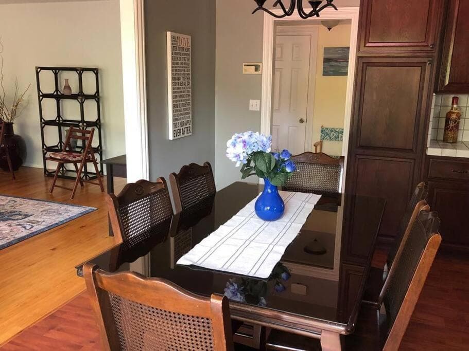 Centrally located 4 bd/2.5 ba house in Cupertino
