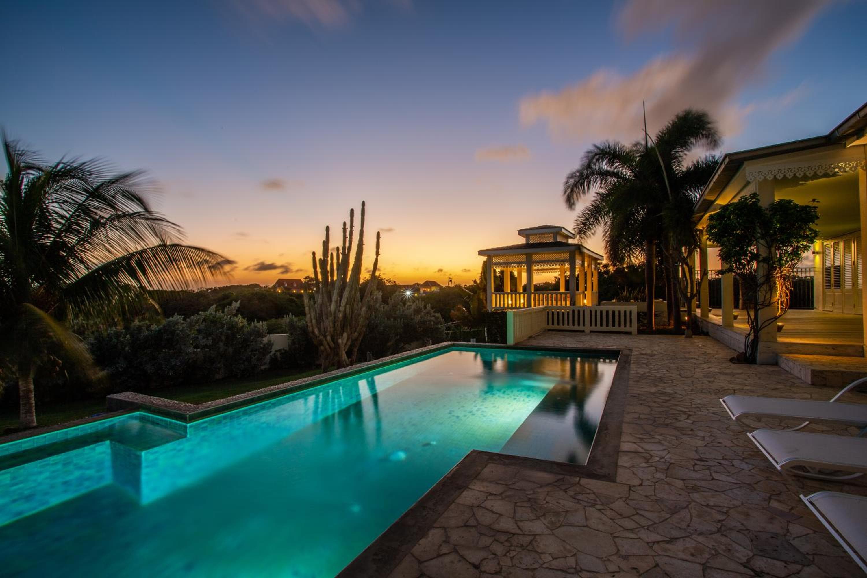 A Beautiful Villa Curacao with large pool and tropical garden