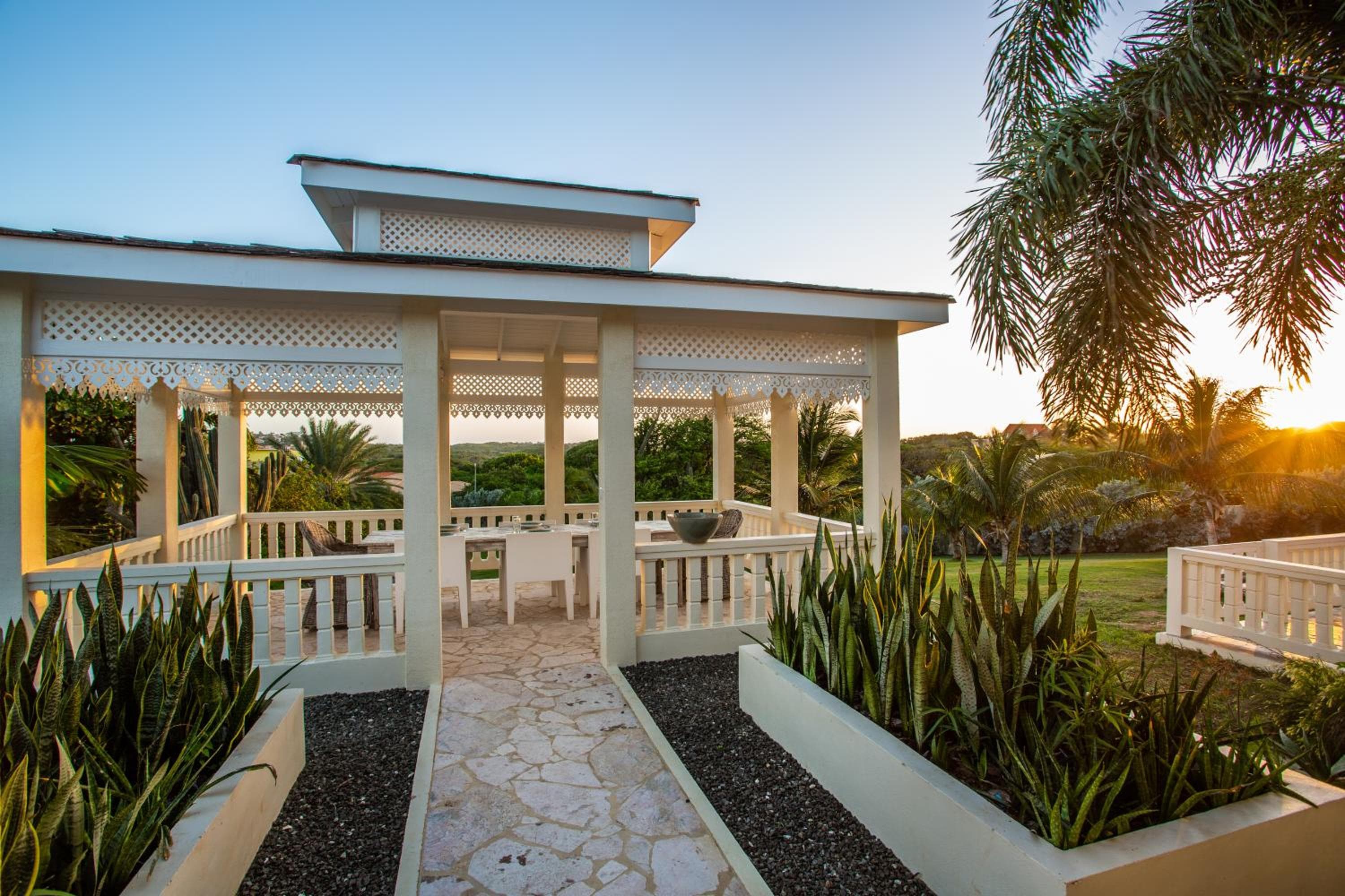A Beautiful Villa Curacao with large pool and tropical garden