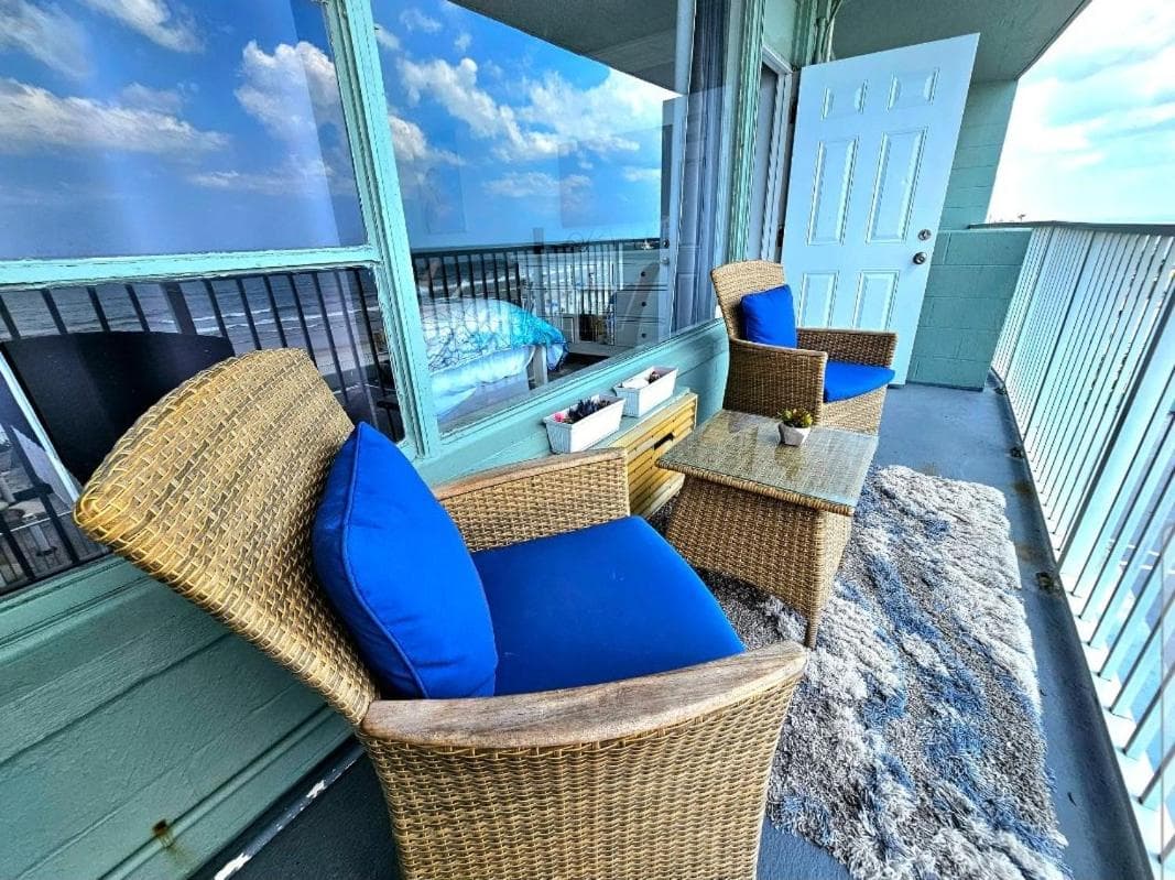 Direct Oceanfront With Balcony