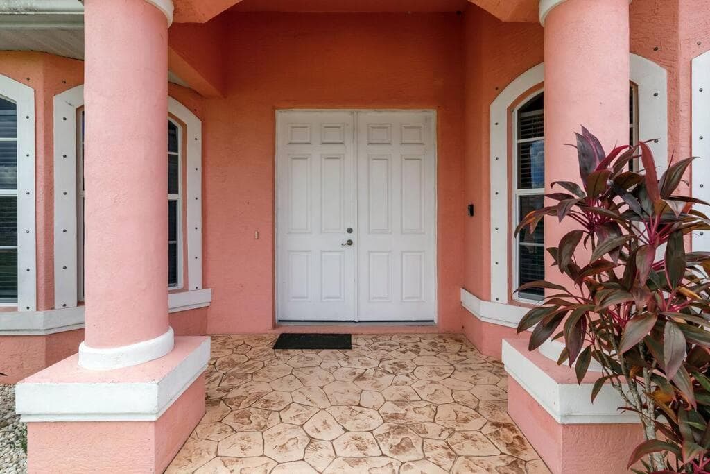 Villa Maxos - Boaters dream 4br/3 bath pool / spa