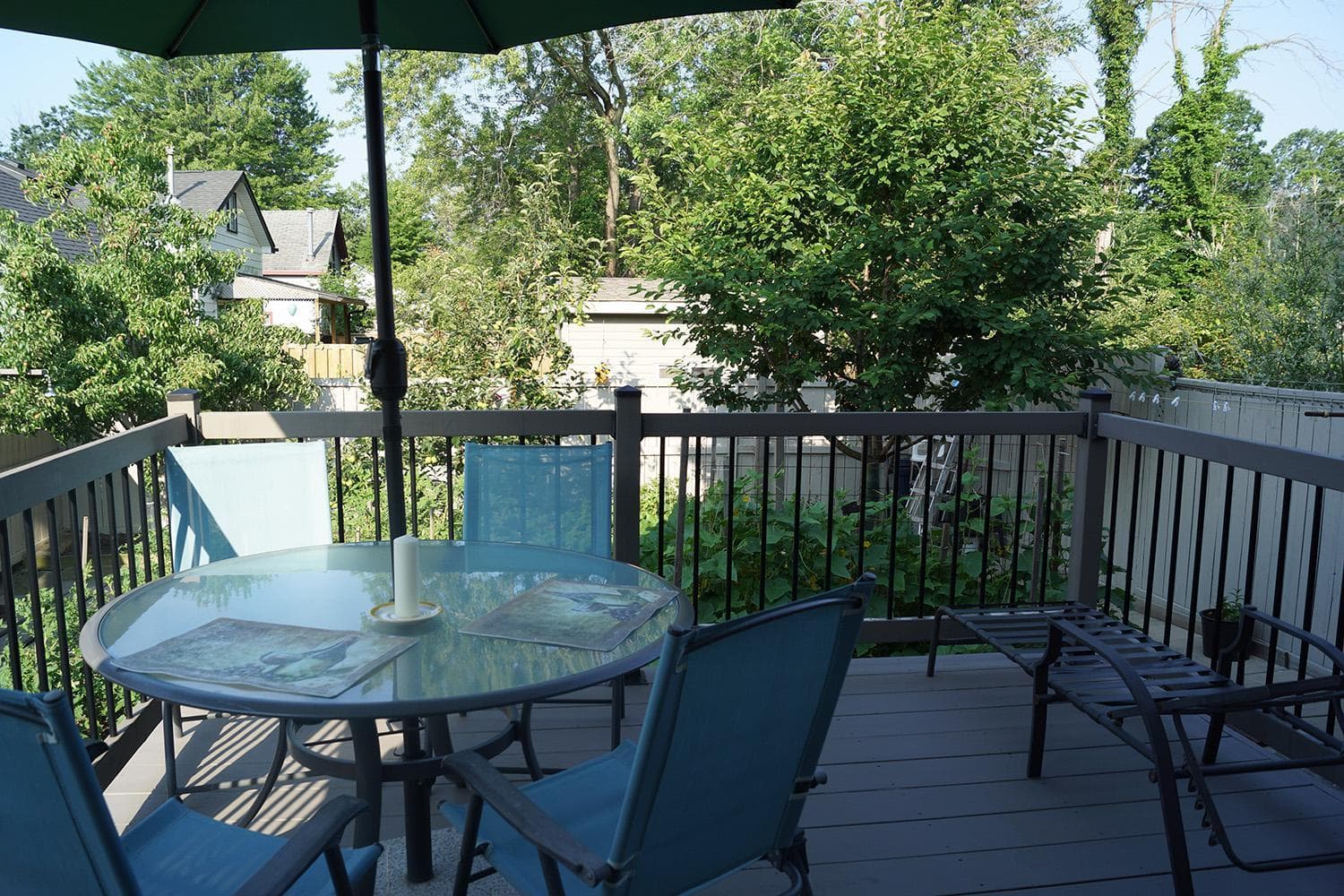 Pelican guest house. Village style living. Spend vacation time in Eco place!