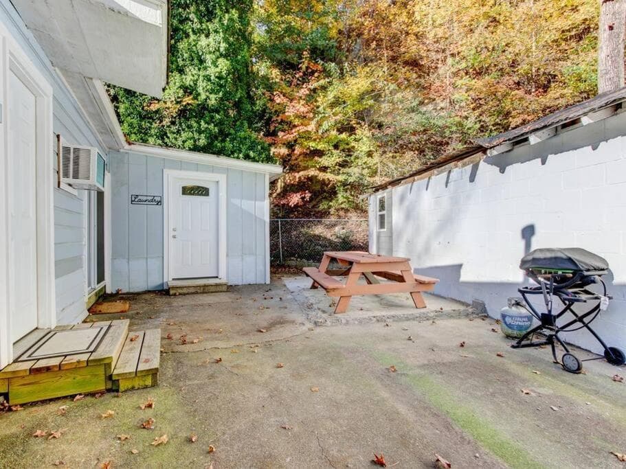 Cedar Blossom Bungalow is a cozy getaway with a 5 minute walk to downtown!