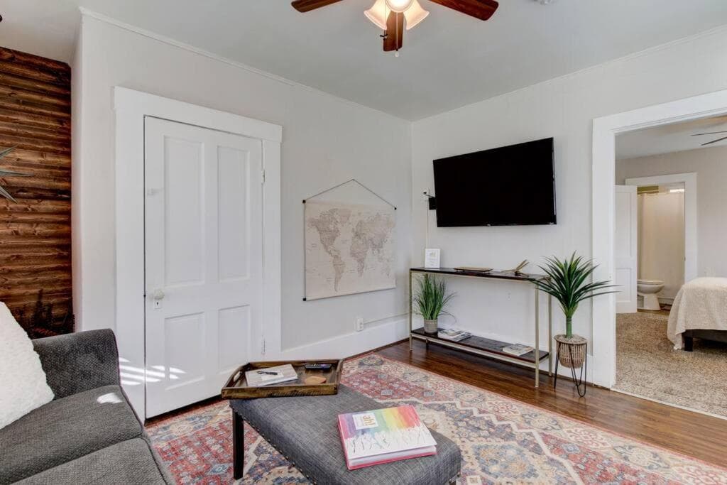 Cedar Blossom Bungalow is a cozy getaway with a 5 minute walk to downtown!
