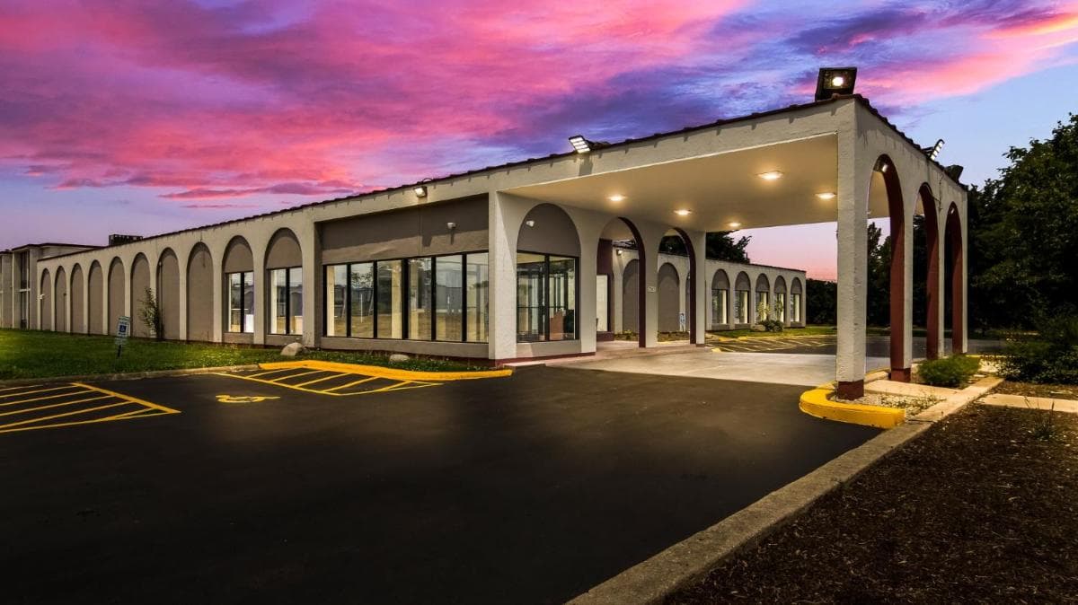 HomeTowne Studios by Red Roof and Conference Center Chicago - N Aurora Naperville