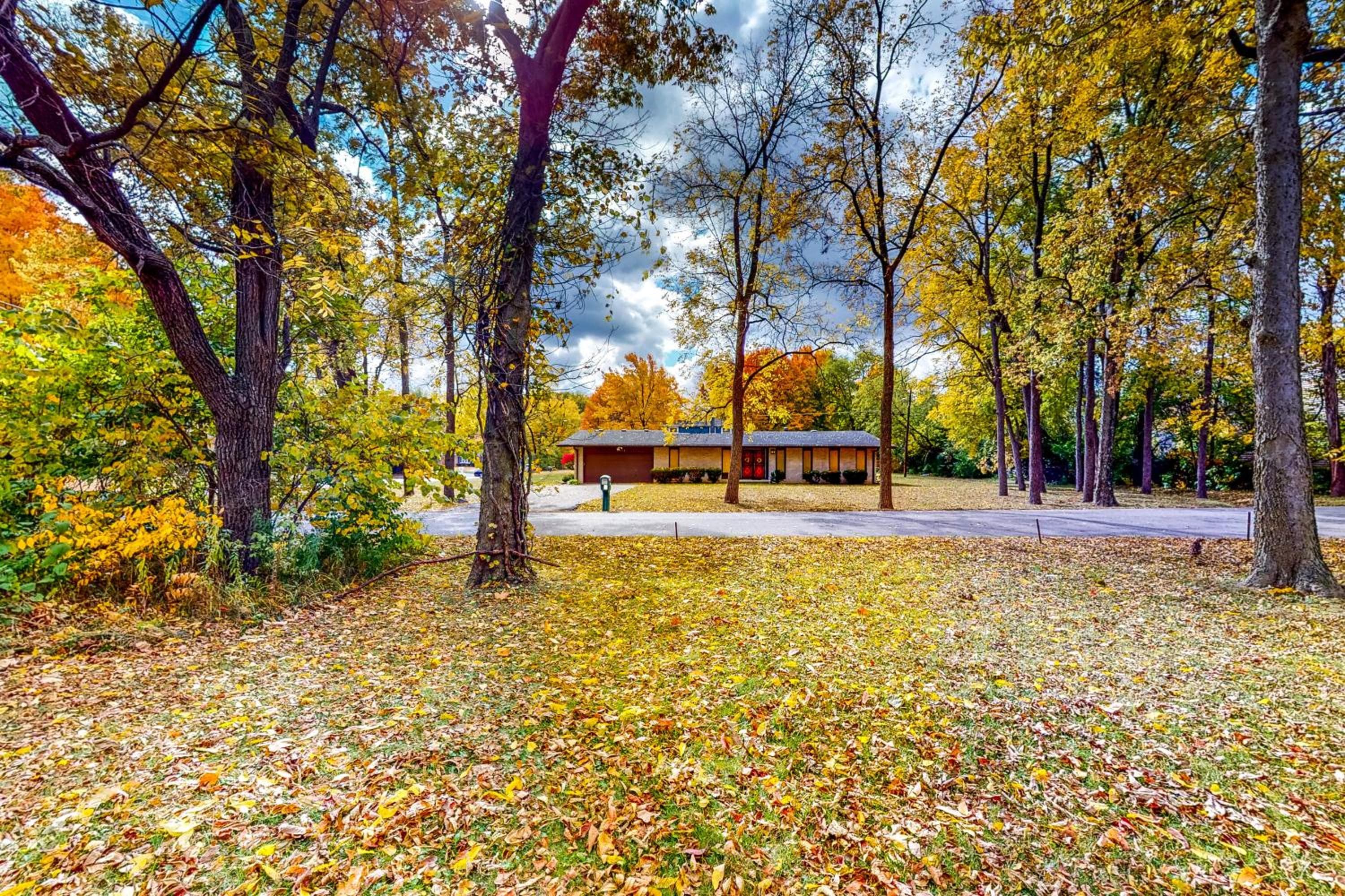 Indy Home w/ Dog-Friendly Yard! 9 Mi to Dtwn