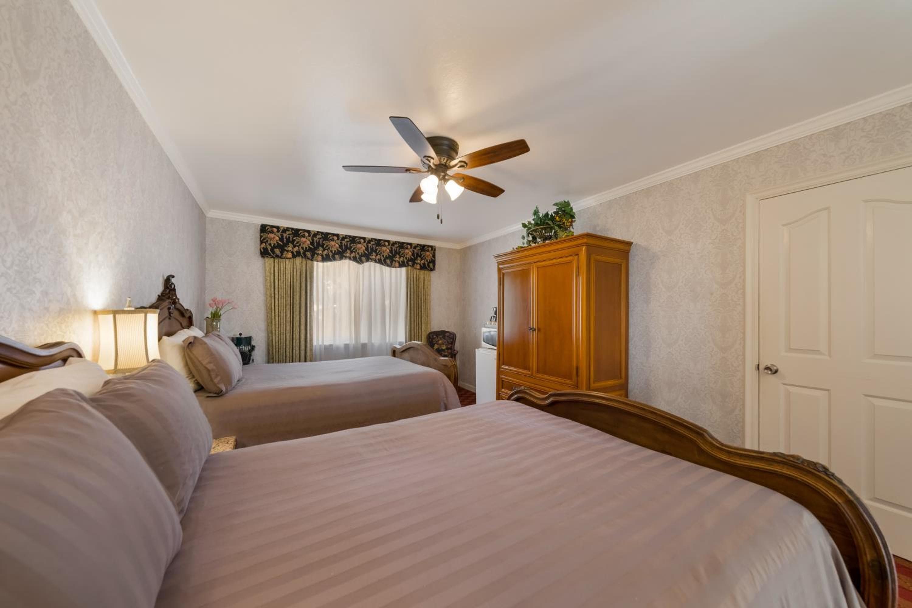 Carmel Inn & Suites