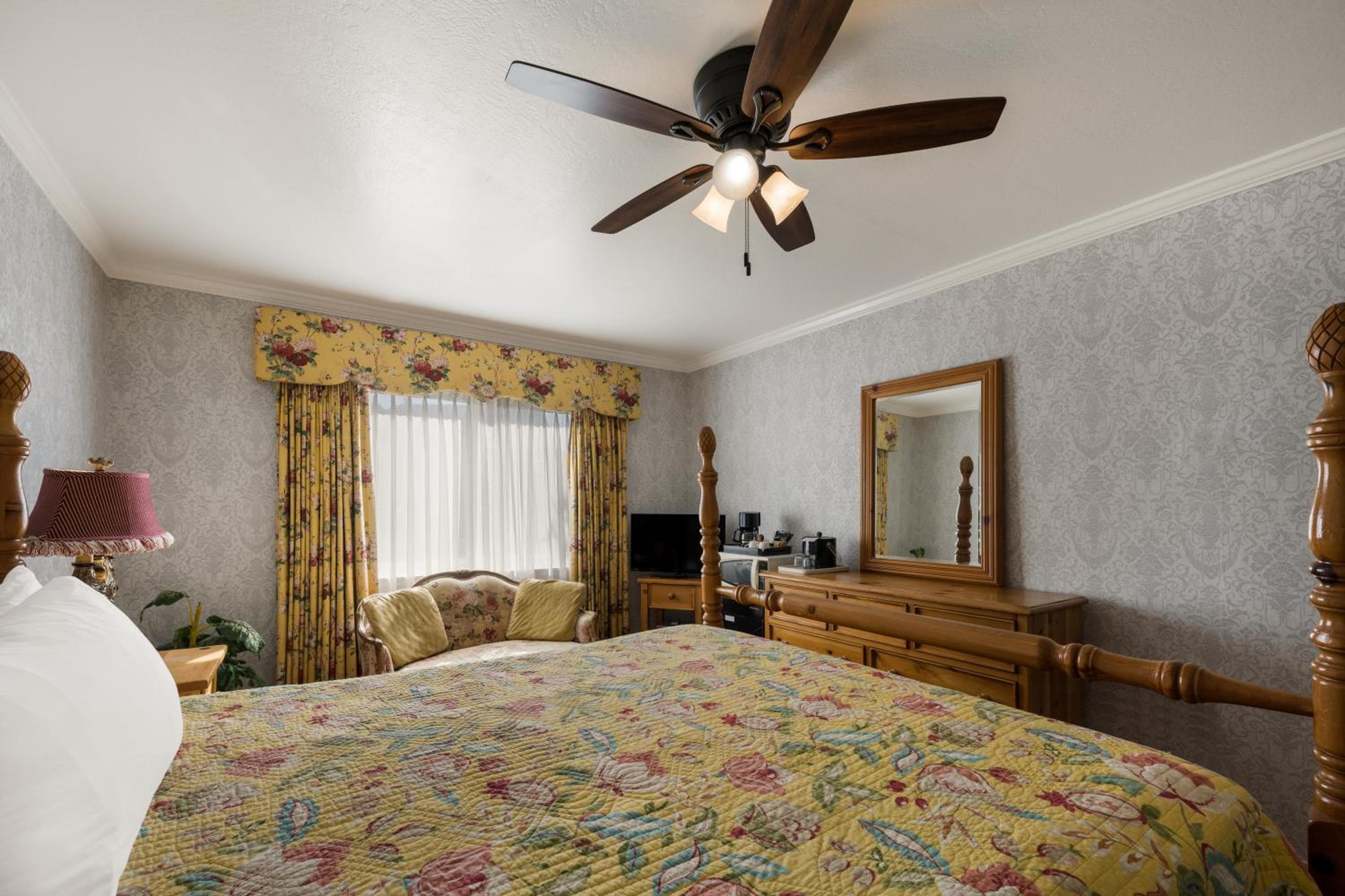 Carmel Inn & Suites