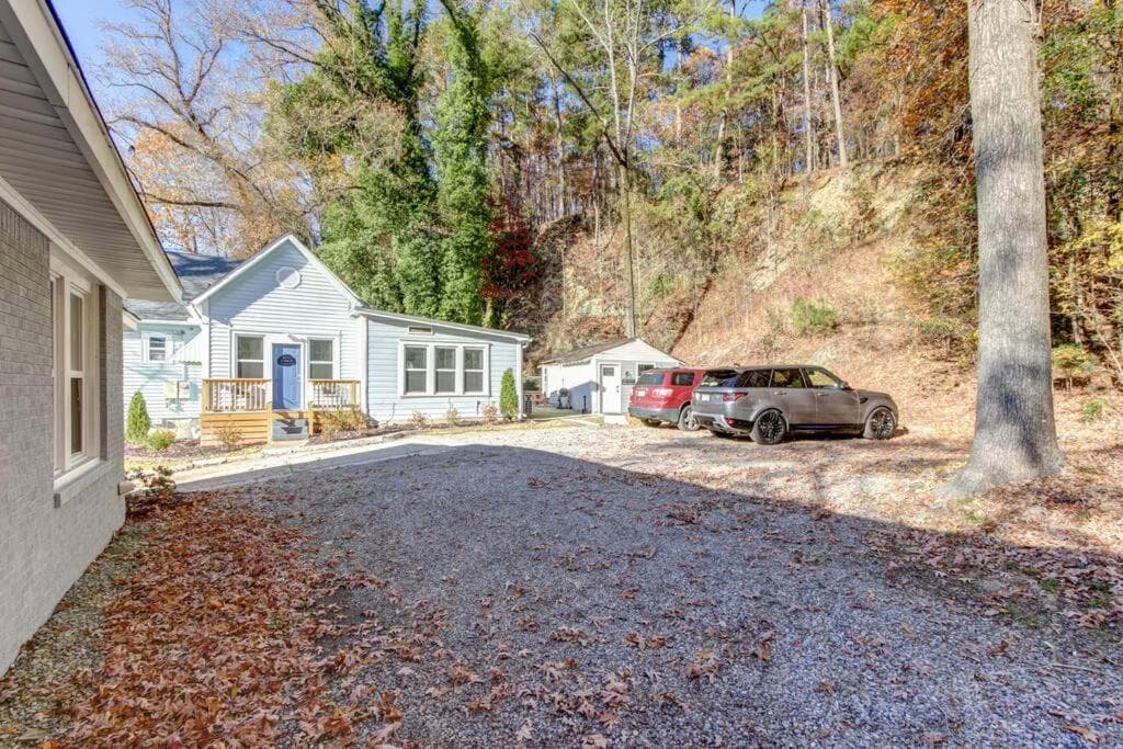 Spring Bungalow - A cozy getaway in downtown Hot Springs!