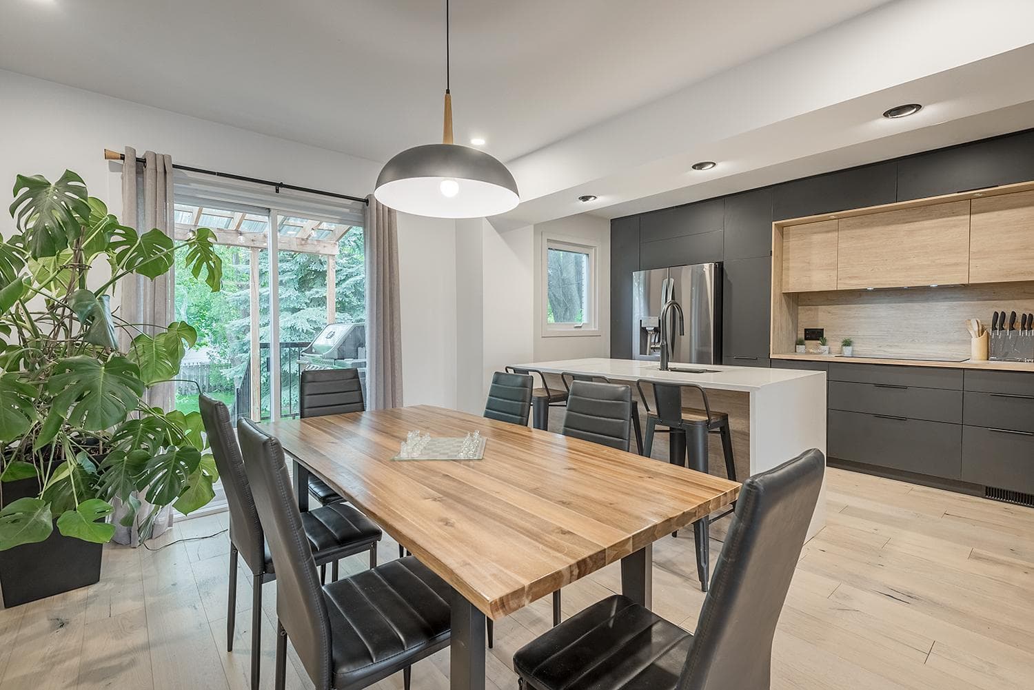 FREE PARKING PRIME LOCATION NEW MODERN CONDO