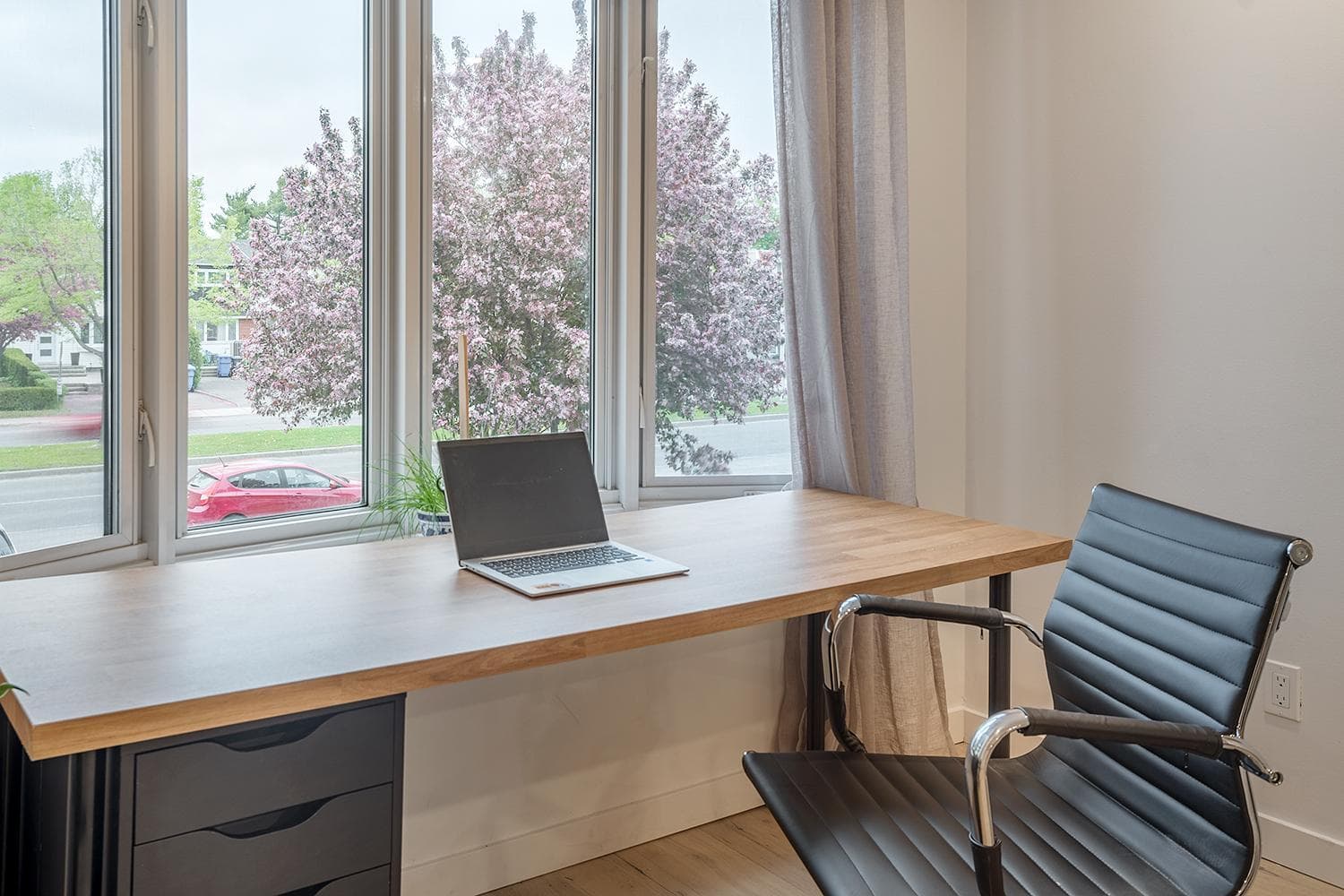 FREE PARKING PRIME LOCATION NEW MODERN CONDO