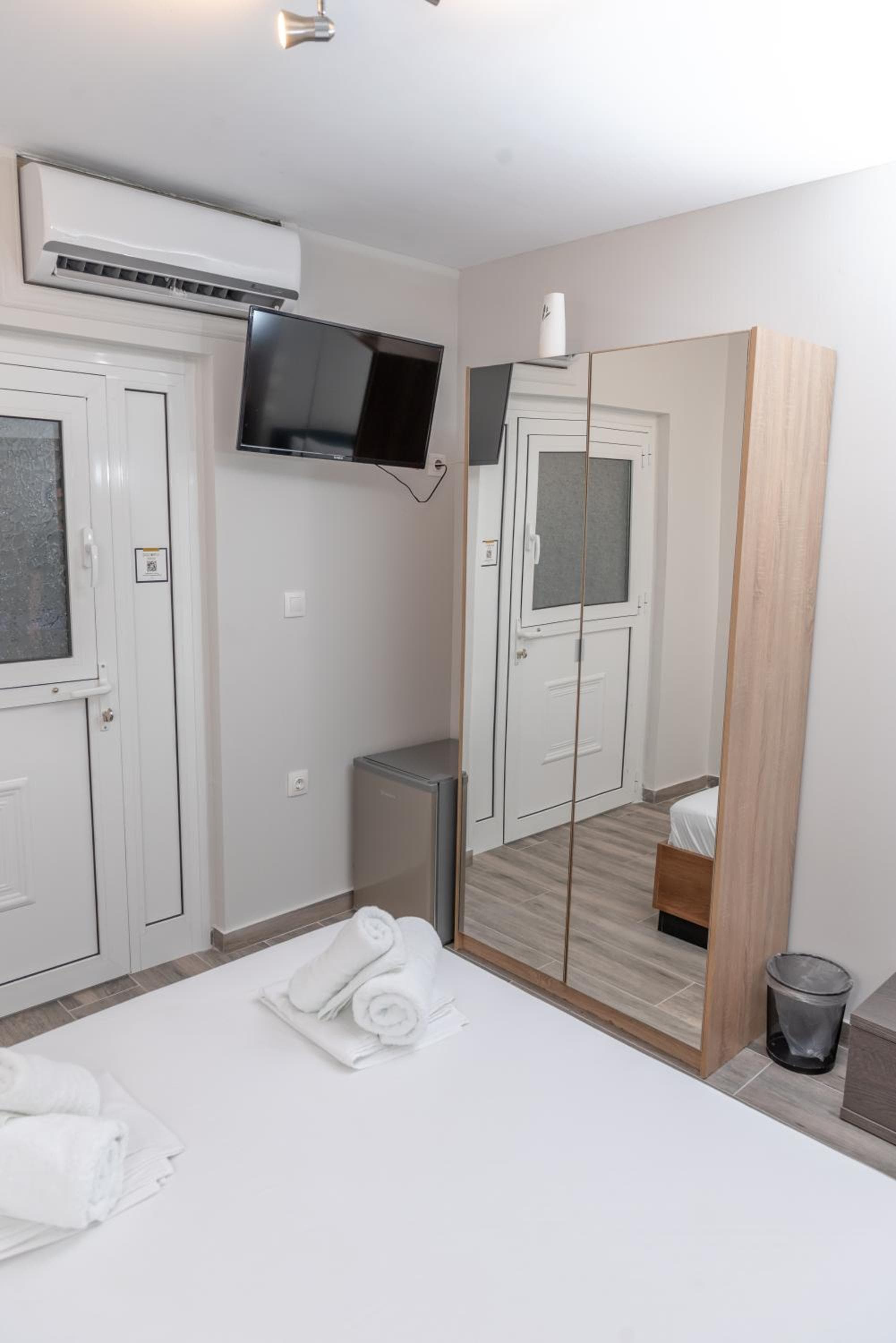 Medusa Rooms Kallithea by Lumen