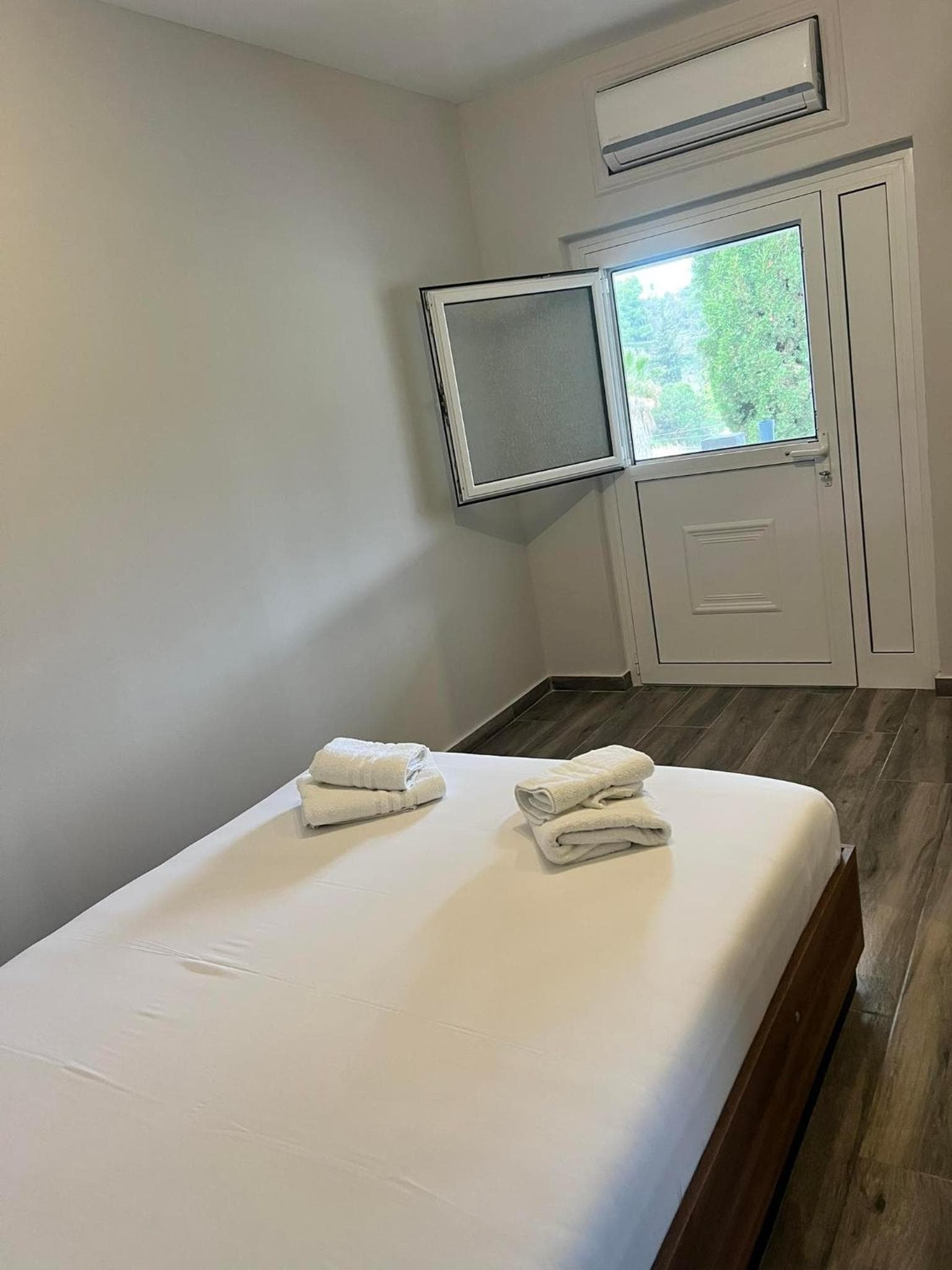 Medusa Rooms Kallithea by Lumen