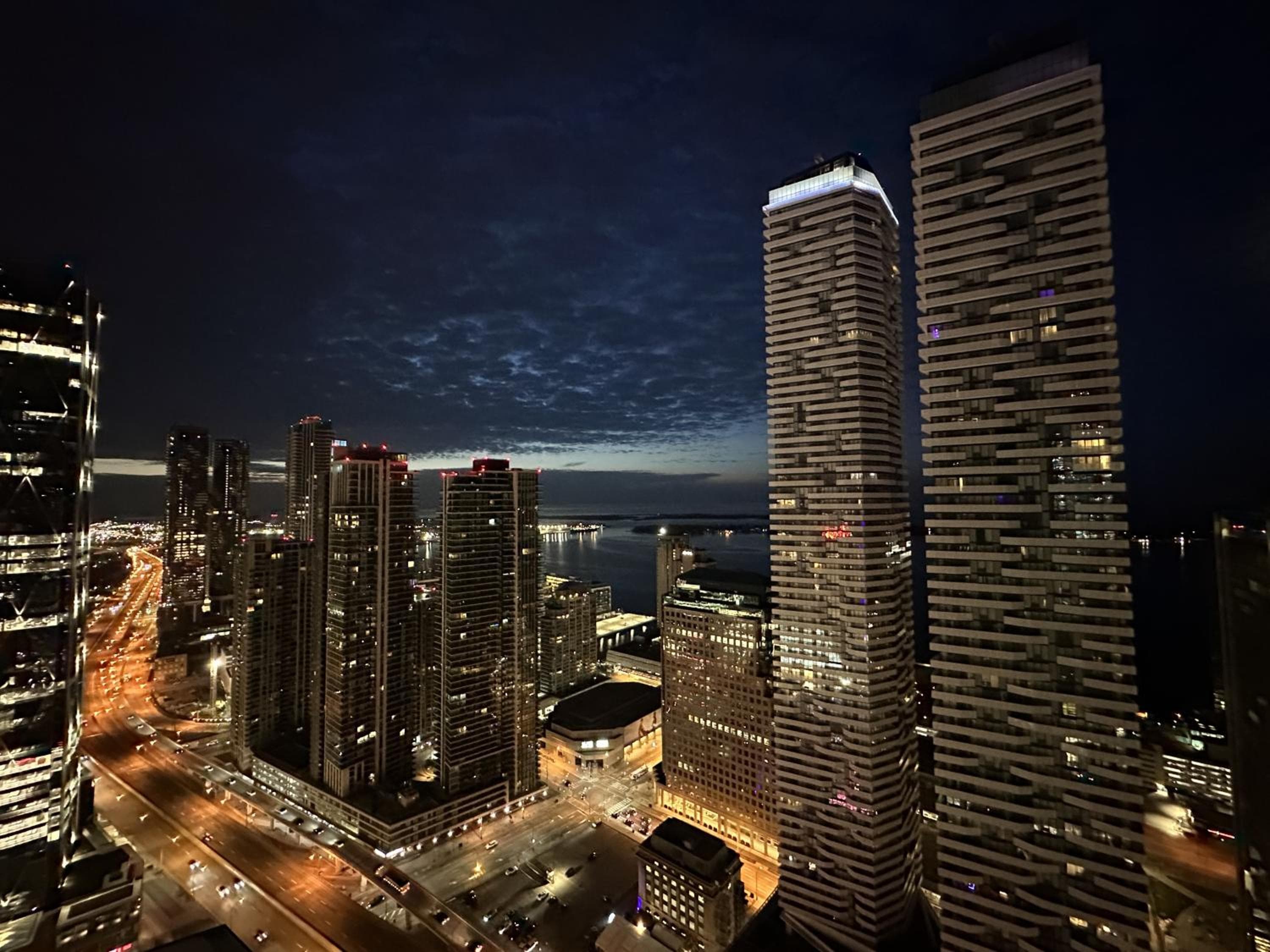 Luxury Downtown Toronto 2 Bedroom Suite with City and Lake Views and Free Parking