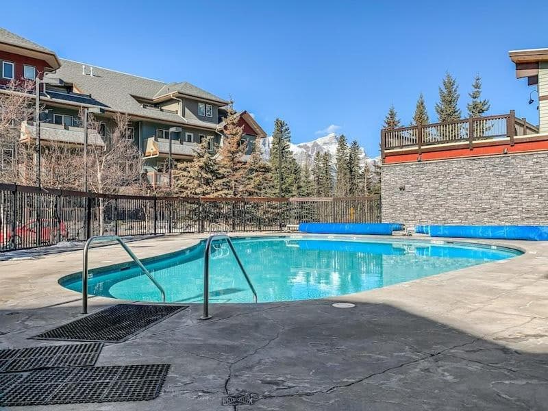 Spacious King Bed with Pool & Hot Tubs