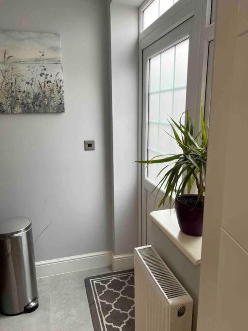 En-suite Double Room - Private Entrance & Free Parking