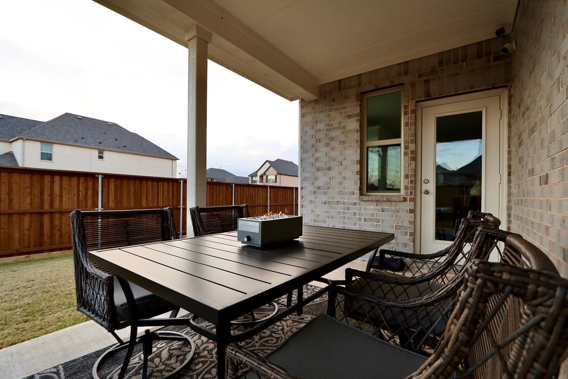 Luxe Living 4-bedroom with fireplace & game room