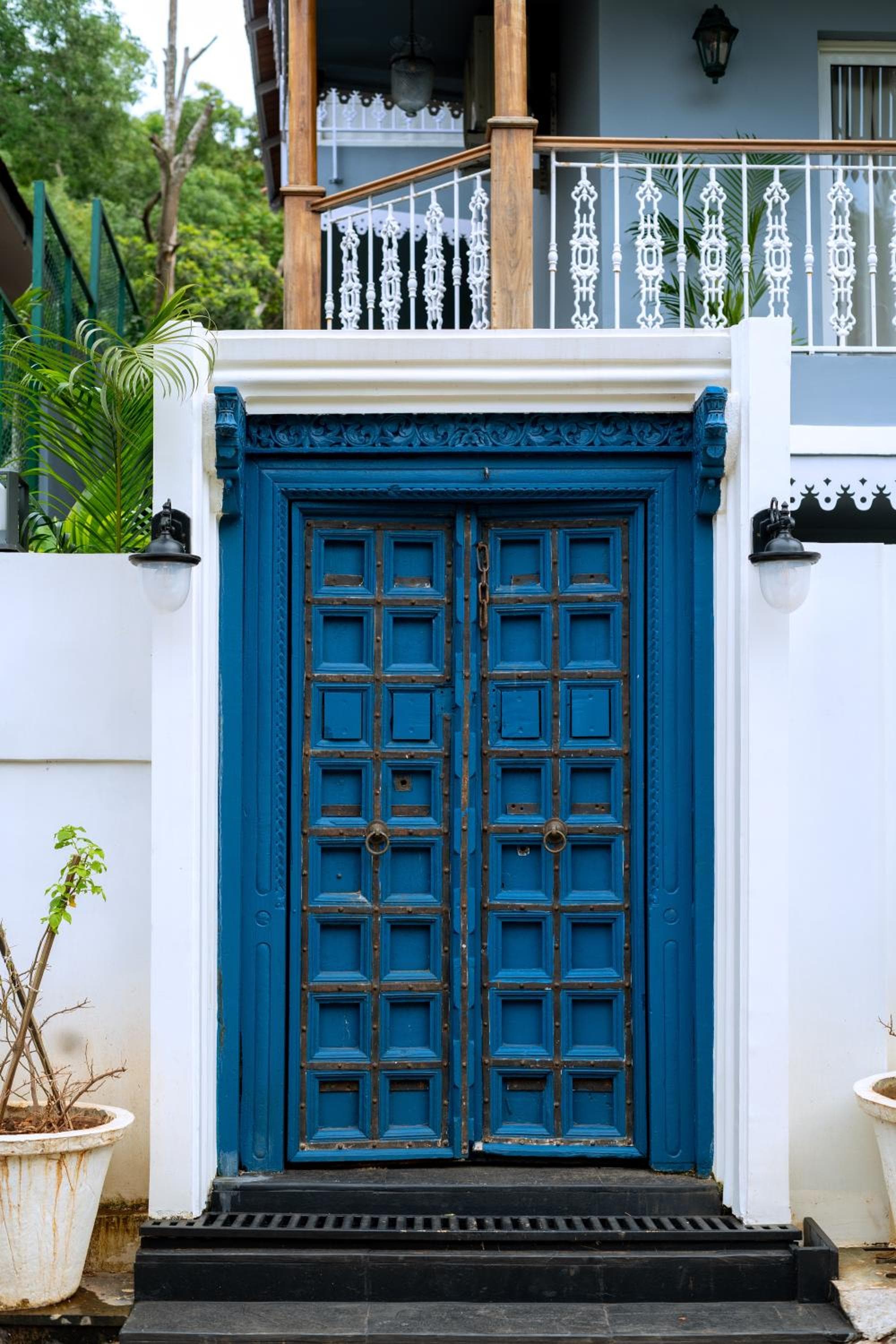 ELIVAAS Signature 5 BHK with Pvt Pool, Entertainment Room & Glass House - Bludoor