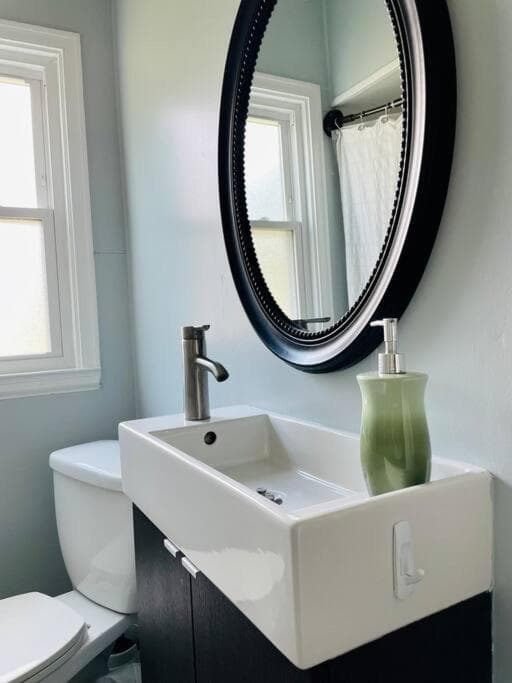 Green Roof Inn - Centrally Located 2BR/1BA Home
