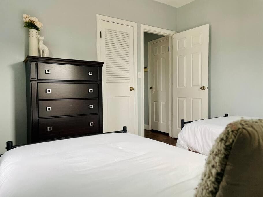 Green Roof Inn - Centrally Located 2BR/1BA Home