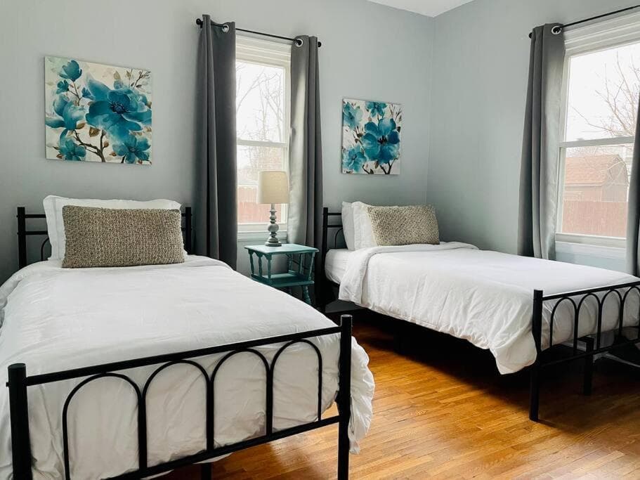 Green Roof Inn - Centrally Located 2BR/1BA Home
