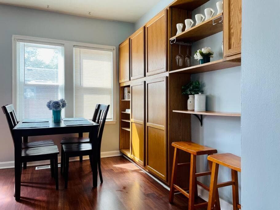 Green Roof Inn - Centrally Located 2BR/1BA Home