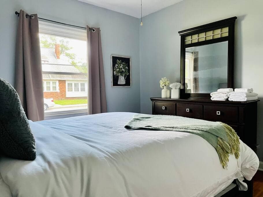 Green Roof Inn - Centrally Located 2BR/1BA Home